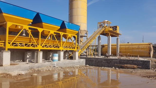 Plant with conveyor